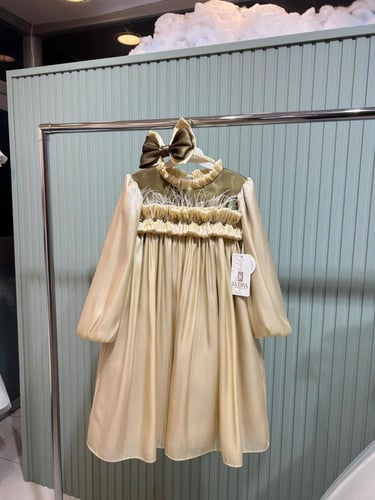 فستان راقي زيتي مع اكسسوار الشعر