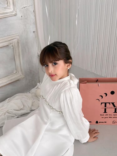 فستان ابيض انيق باكسسوار بارز