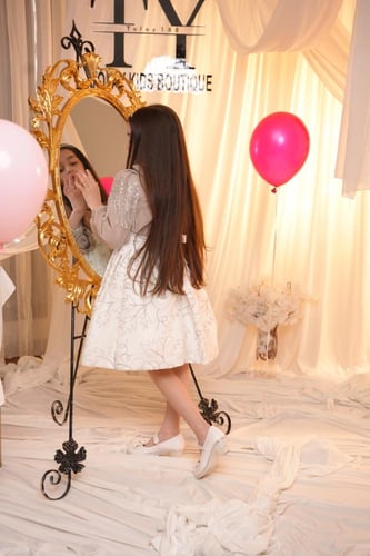 فستان بتصميم مختلف و اكسسوار بارز