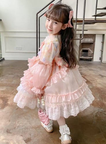 فستان اسباني لون مميز مع اكسسوار الشعر