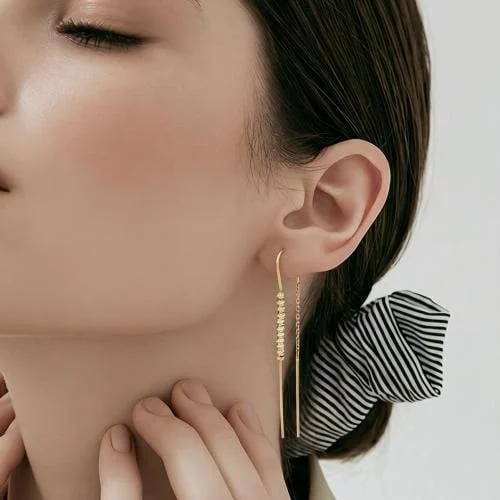 18-karat gold earrings, weighing 1.72 grams