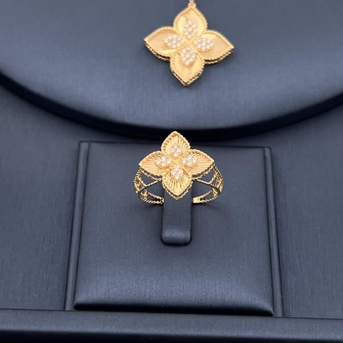 طقم روعه ذهب عيار 18 الوزن 22.1 جرام