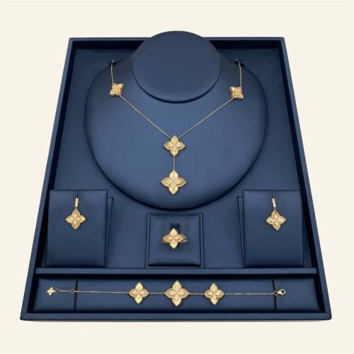 A stunning 18-karat gold set weighing 22.1 grams
