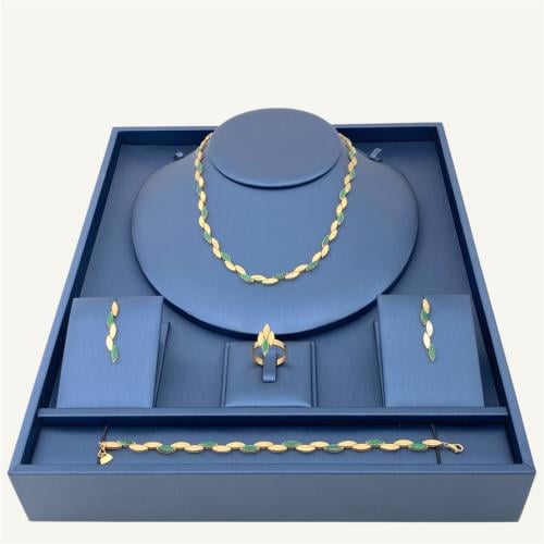 طقم ذهب عيار 18 الوزن 28.60 جرام