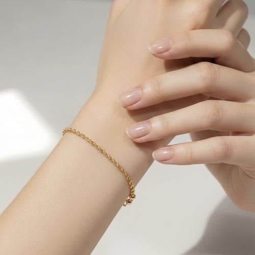 18-karat gold bracelet, weight 1.08 grams