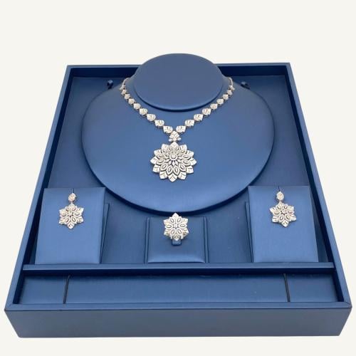 نصف طقم ذهب أبيض عيار 18 وزن 23.03 جم تصميم مميز ي...