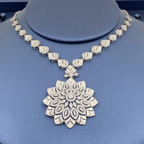 نصف طقم ذهب أبيض عيار 18 وزن 23.03 جم تصميم مميز ي...