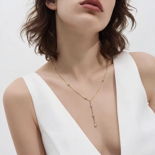 18-karat gold necklace, weighing 1.31 grams