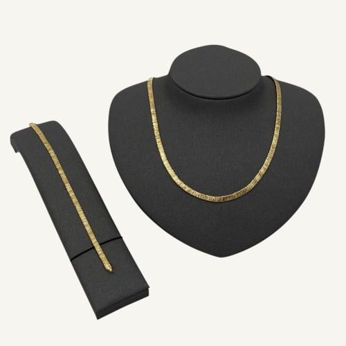 عقد وإسواره ذهب عيار 18 الوزن 15.83 جرام