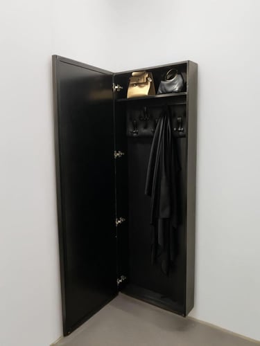 دولاب عبايات مبتكر مع باب للوحة جدارية