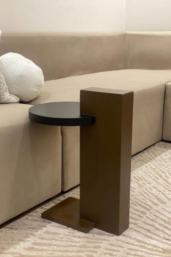 طاولة جانبية ، بسطح خشبي