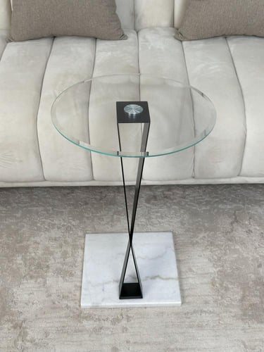 طاولة قهوة جانبية أنيقة – سطح زجاجي شفاف وعمود ستي...