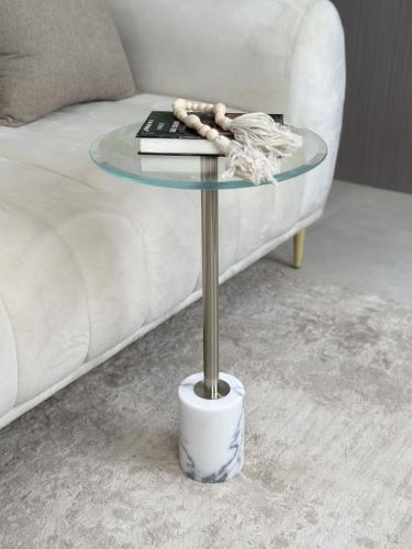 طاولة قهوة جانبية أنيقة – سطح زجاجي وقاعدة رخام با...