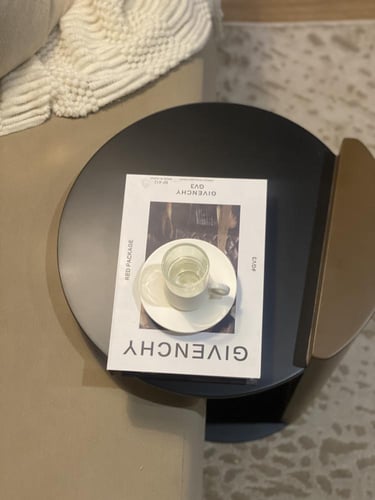 طاولة جانبية ، بسطح خشبي