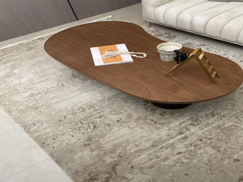 طاولة قهوة بتصميم بيضاوي و سطح بقشرة جوز طبيعية
