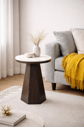 طاولة جانبية بتصميم هرمي - سطح بديل الرخام