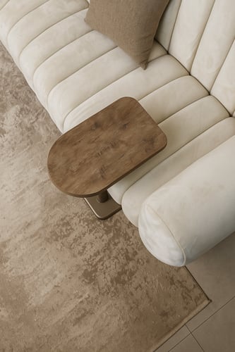 طاولة جانبية ، بسطح خشبي