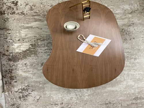 طاولة قهوة بتصميم بيضاوي و سطح بقشرة جوز طبيعية