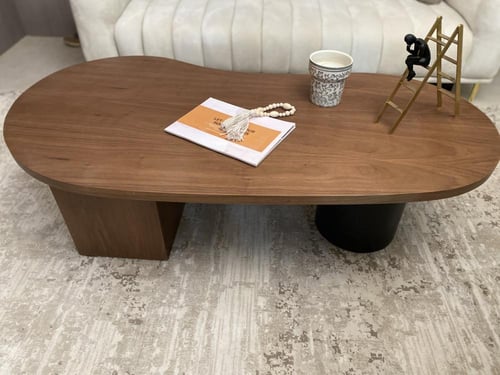 طاولة قهوة بتصميم بيضاوي و سطح بقشرة جوز طبيعية