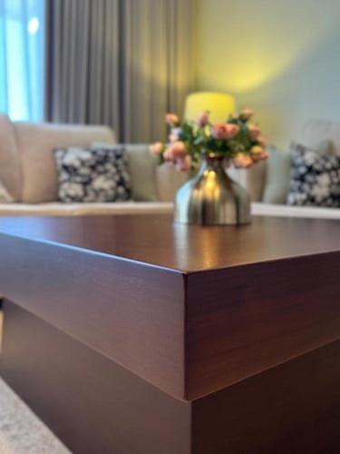 طاولة وسط خشبية بتصميم عصري