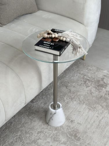 طاولة قهوة جانبية أنيقة – سطح زجاجي شفاف بعمود ستا...