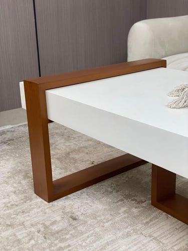 طاولة قهوة مستطيلة بلون أبيض وقاعدة خشبية – تصميم...