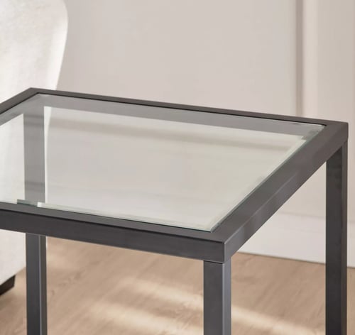 طاولة وسط حديد مع سطح زجاجي