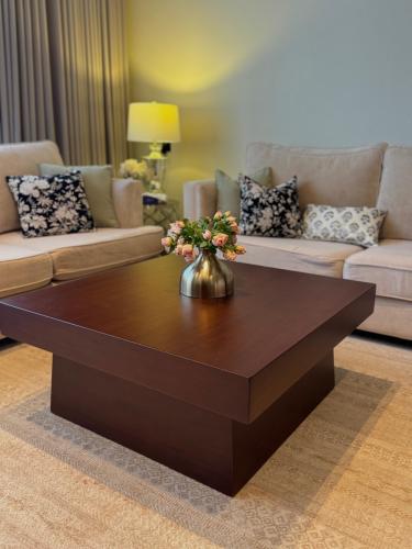 طاولة وسط خشبية بتصميم عصري