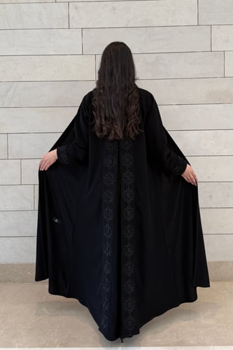 عباية كوبرا فاخرة بتطريز خلفي وكِسرة مميزة اسود –...