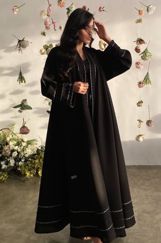 عباية كتان بقياطين أبيض وأسود دبل كلوش مع إمكانية...