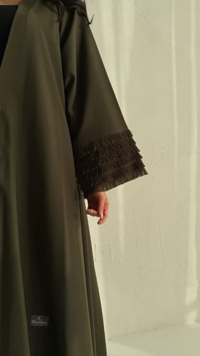 عباية كتان دبل كلوش باللون الزيتي – فخامة التصميم...