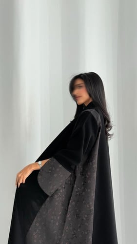 عباية كريب ملكي وجاكار ب – أناقة التفاصيل الراقية