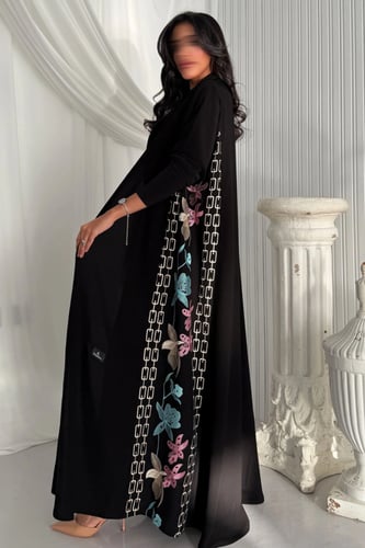 عباية ملكية كورية مطرزة من الجوانب ملون والاكمام س...