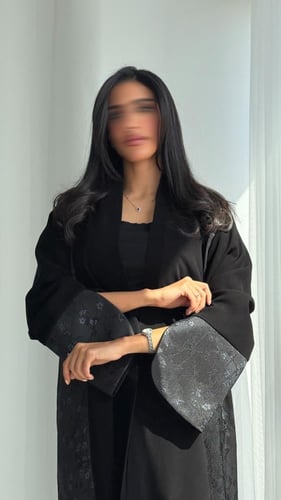 عباية كريب ملكي وجاكار – أناقة التفاصيل الراقية