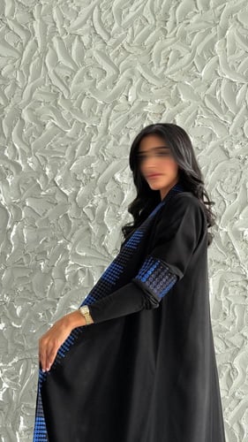 عباية كوبرا مطرزة ك– تصميم نص كلوش بأكمام سترتش