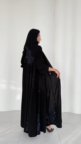 عباية كلوش ملكي كوري مطرزة كحلي