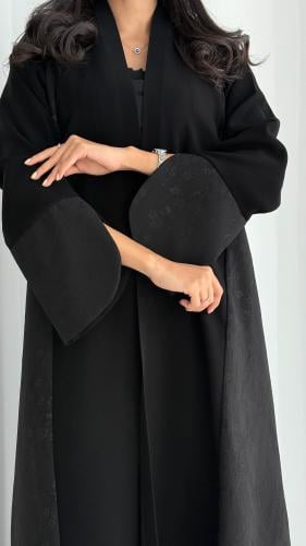 عباية كريب ملكي وجاكار – أناقة التفاصيل الراقية