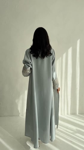 عباية كريب مغسول بقصّة نص كلوش – أناقة ناعمة بأربع...