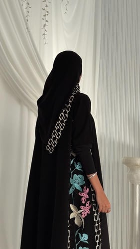 عباية ملكية كورية مطرزة من الجوانب ملون والاكمام س...