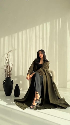 عباية كتان دبل كلوش باللون الزيتي – فخامة التصميم...