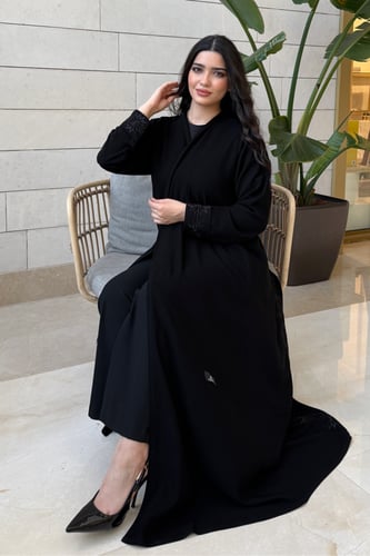 عباية كوبرا فاخرة بتطريز خلفي وكِسرة مميزة اسود –...