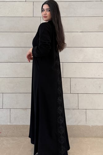 عباية كوبرا فاخرة بتطريز خلفي وكِسرة مميزة اسود –...