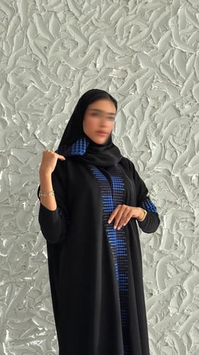 عباية كوبرا مطرزة ك– تصميم نص كلوش بأكمام سترتش