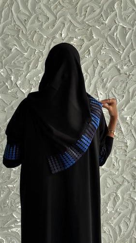 عباية كوبرا مطرزة ك– تصميم نص كلوش بأكمام سترتش