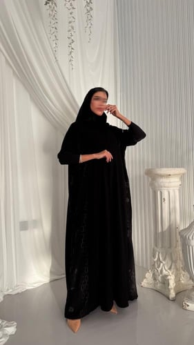 عباية ملكية كورية مطرزة من الجوانب اسود والاكمام س...