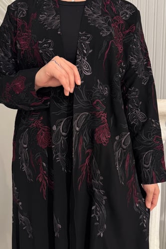عباية سوداء كوبرا مطرزة مع كرستالات لامعة