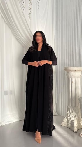 عباية ملكية كورية مطرزة من الجوانب اسود والاكمام س...