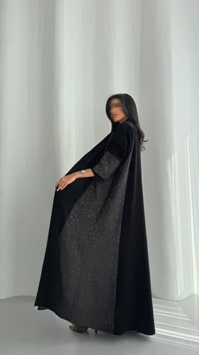 عباية كريب ملكي وجاكار – أناقة التفاصيل الراقية