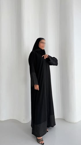 عباية كوبرا بتفاصيل جاكار – توازن الفخامة والرقي