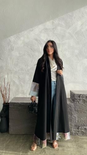 عباية كتان بأطراف العبايه وبأكمام لنن هندي مشجر